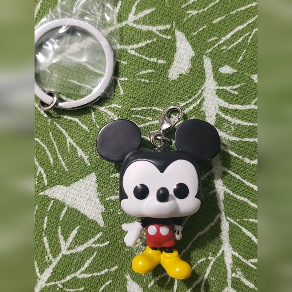 🆕️Mickey Mouse Pop Keychain - Picture 4 of 4